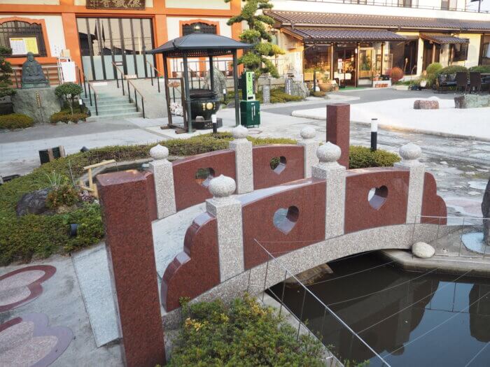 徳蔵寺 ハス池の橋の写真です。