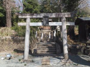 八雲神社境内社：機神神社鳥居の写真です。