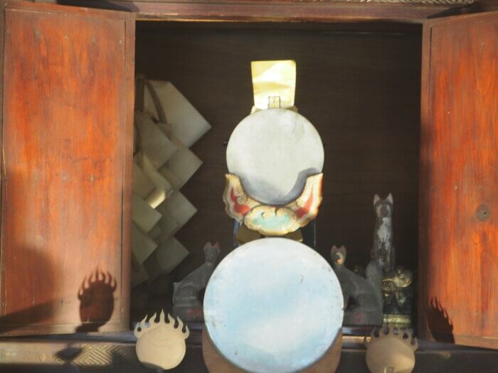 足利学校稲荷社幣殿の狐の写真です。