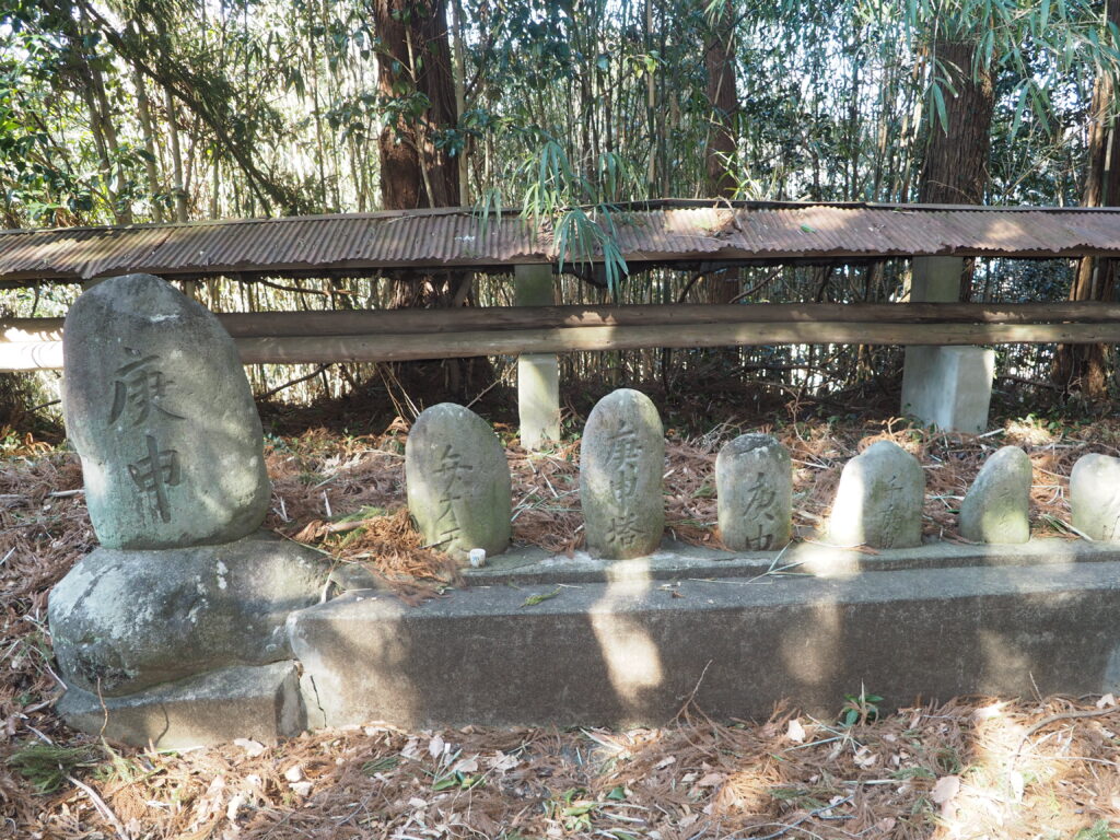 日枝神社：境内の庚申塔群の写真です。