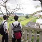 女浅間神社から渡良瀬川を望む高校生の写真です。