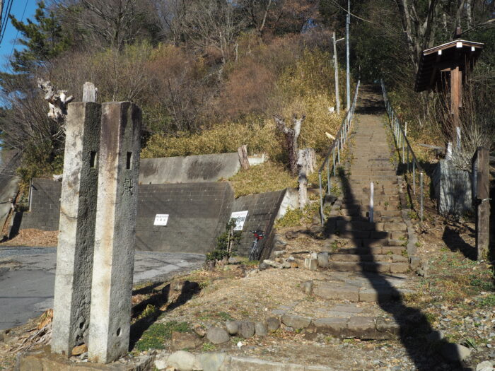 天狗山に向かう入り口階段の写真です。
