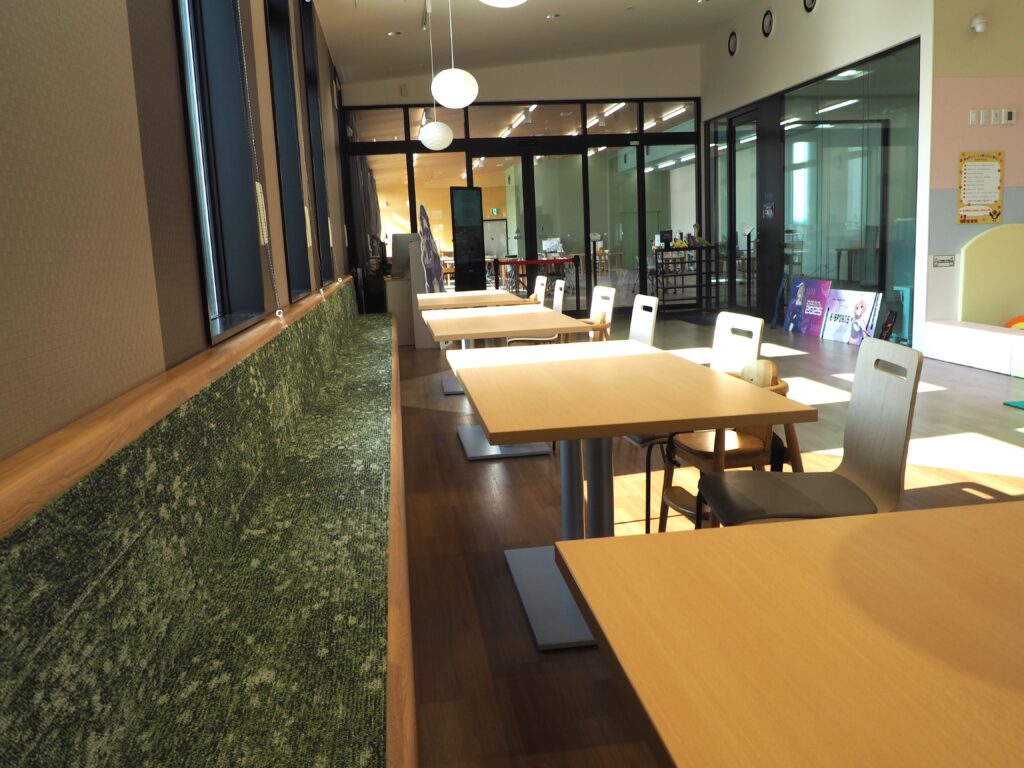 キッズスペースの相向かいにあるホールの写真です。