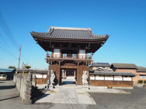 足利三十三観音霊場巡り：本源寺の鐘楼門の写真です。