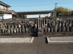 足利三十三観音霊場巡り：本源寺鐘楼門東の石仏群の写真です。