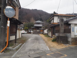 法楽寺」参道の写真です。