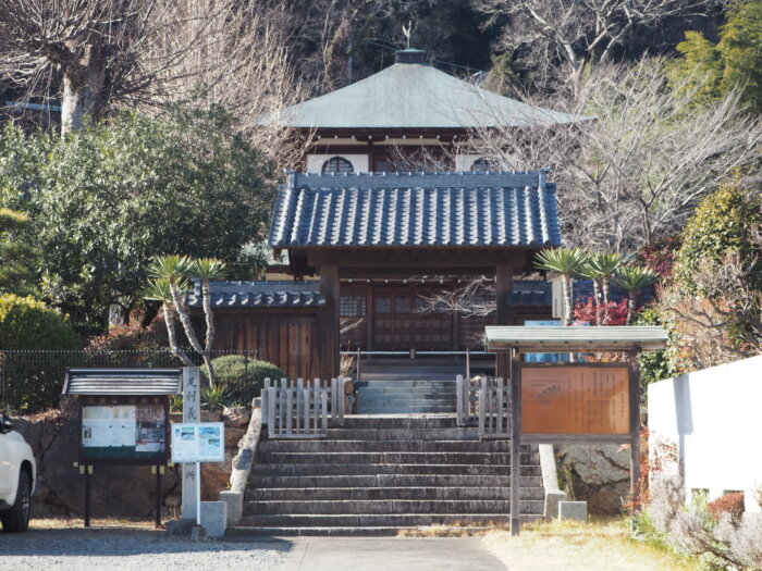 法楽寺:参道と山門の写真です。