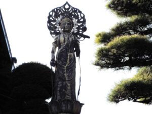 足利三十三観音霊場巡り：宝性寺本堂脇の平和観音像の写真です。