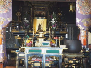 足利三十三観音霊場巡り：宝性寺本堂の須弥壇の写真です。