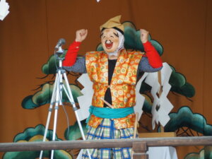 下野國一社八幡宮：奉納神楽「ひょっとこ」の写真です。
