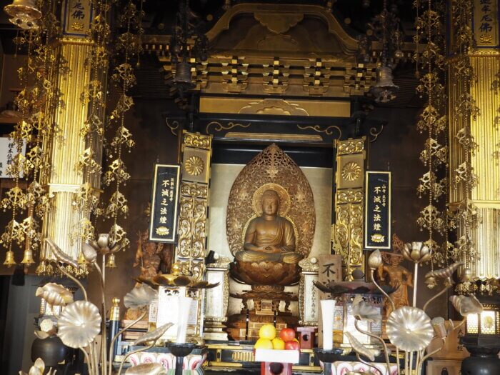 不滅の法燈と釈迦如来坐像の写真です。