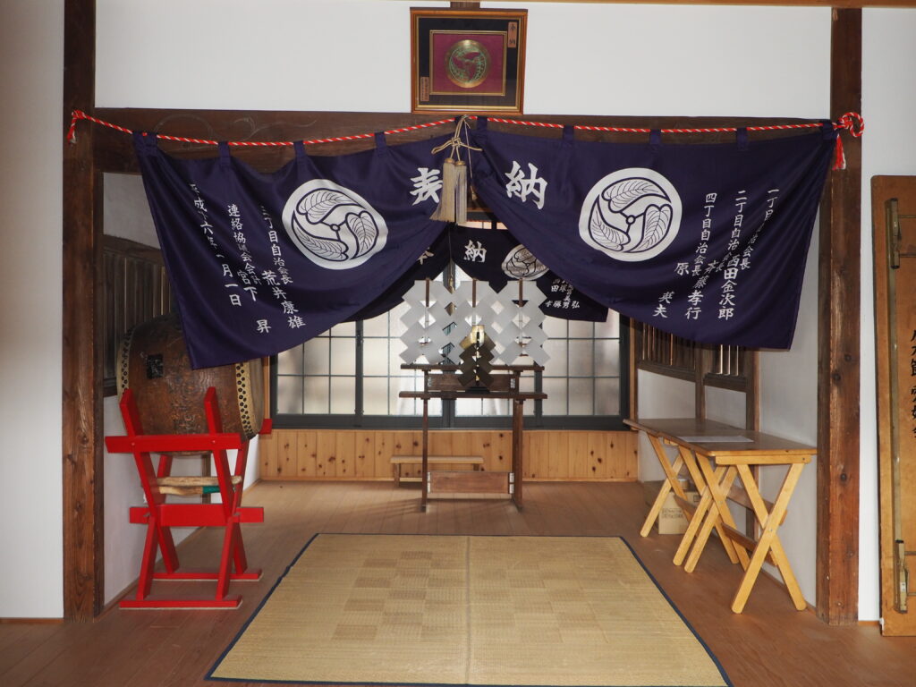 芋森神明宮拝殿の写真です。