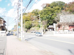反対側の歩道にある常念寺と保育園の写真です。