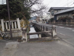 總社八雲神社間の逆さ川の写真です。