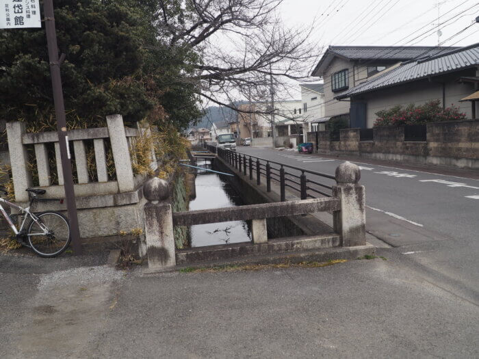 總社八雲神社間の逆さ川の写真です。