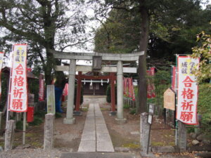 孔子像の隣にある稲荷神社の写真です。