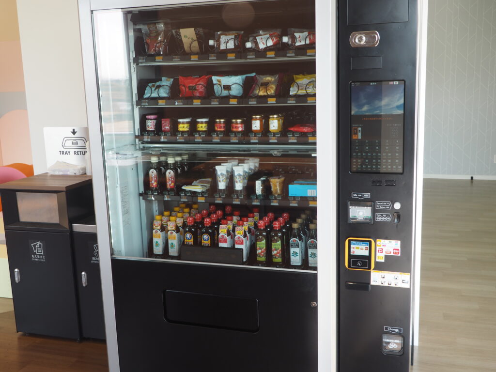 わたらせリバープラザ：屋内自動販売機の写真です。