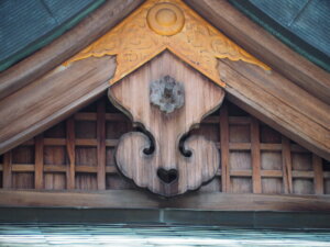 織姫神社：神楽殿の猪目文様の写真です。
