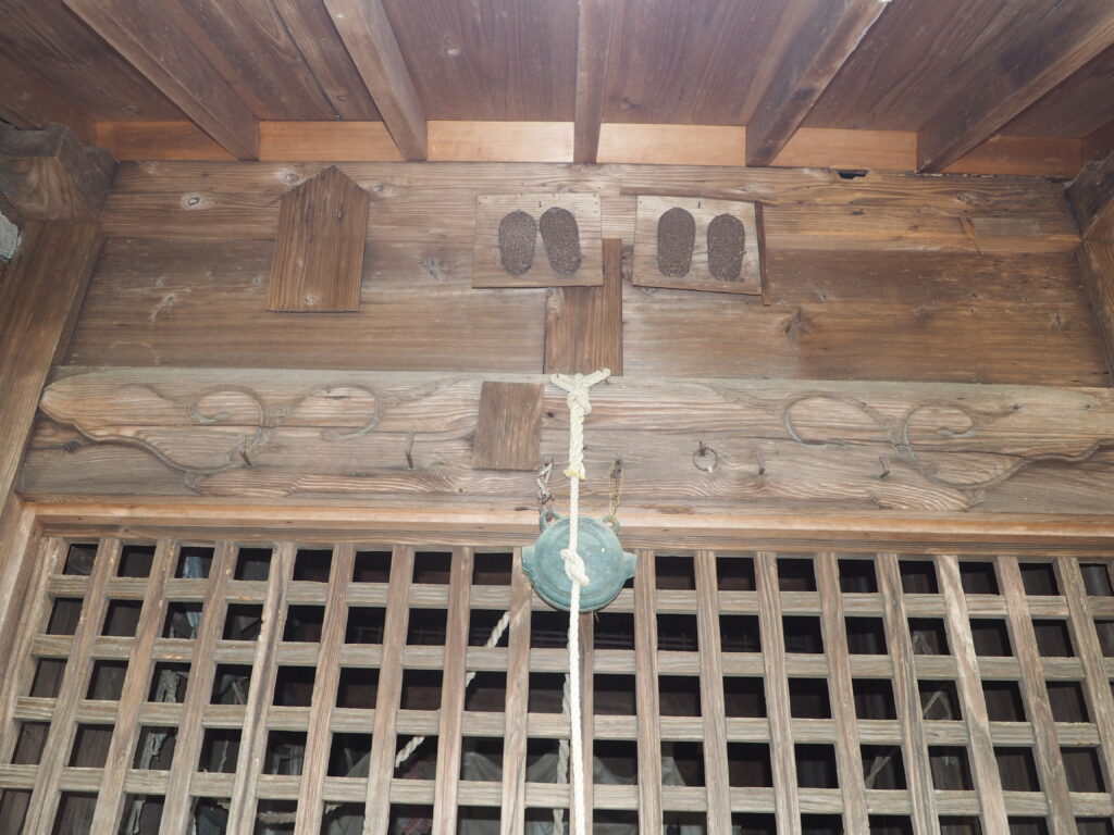 子の権現：社殿に奉納された金属の草鞋の写真です。