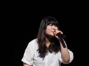 白の衣装を着た いせやともかさんの写真です。