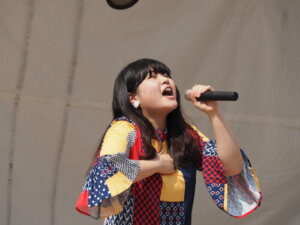 熱唱する「いせやともか」さんの写真です。
