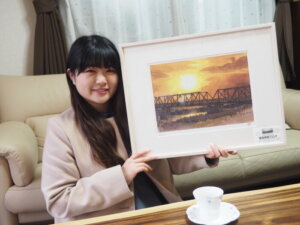 いせやともかさんと水彩画「渡良瀬橋」の写真です。