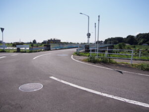 「岩井橋」左岸の風景写真です。