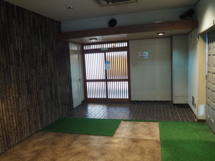 レストラン棟2階:和室とホール入口の写真です。