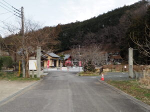 三十三観音霊場巡り：持宝院参道の写真です。