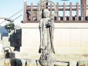 正善寺 鐘楼の前の地蔵尊の写真です。