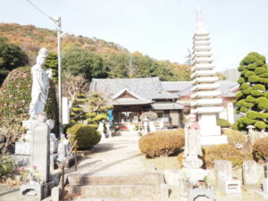 萬福寺　十三印塔の写真です。