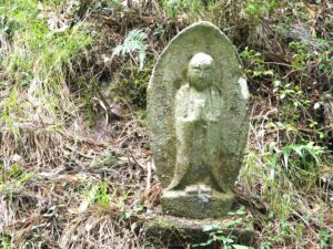 浄因寺参道に点在する石仏の写真です。