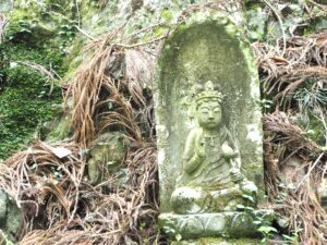 浄因寺参道に点在する石仏の写真です。