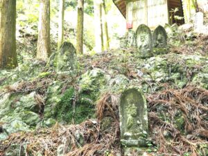 浄因寺参道に点在する石仏の写真です。