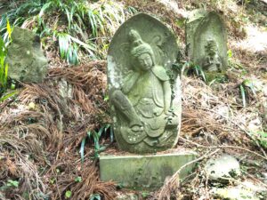 浄因寺参道に点在する石仏の写真です。