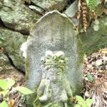 浄因寺参道に点在する石仏の写真です。