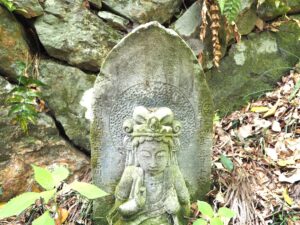浄因寺参道に点在する石仏の写真です。
