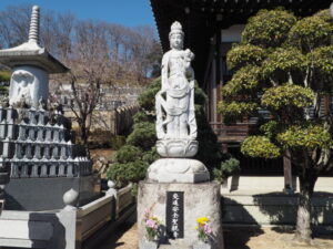 足利三十三観音霊場巡り：定年寺・交通安全聖観音菩薩像の写真です。