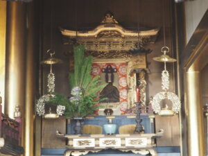 樹覚寺本堂：須弥壇の写真です。