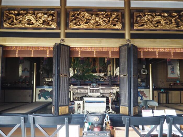 樹覚寺本堂:須弥壇の写真です。