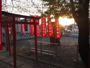 門田稲荷神社：鳥居と夕日の写真です。