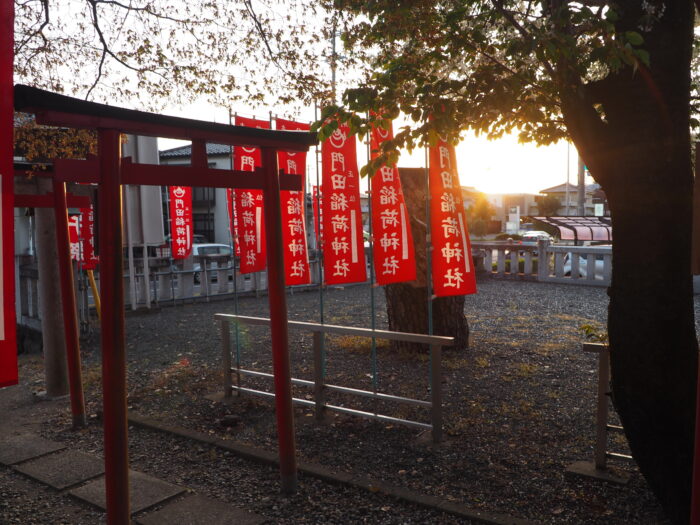 門田稲荷神社:鳥居と夕日の写真です。