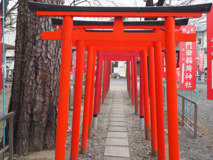八幡宮境内社:門田稲荷神社の鳥居の写真です。