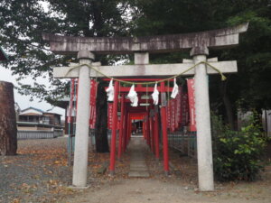 門田稲荷神社：参道鳥居の写真です。
