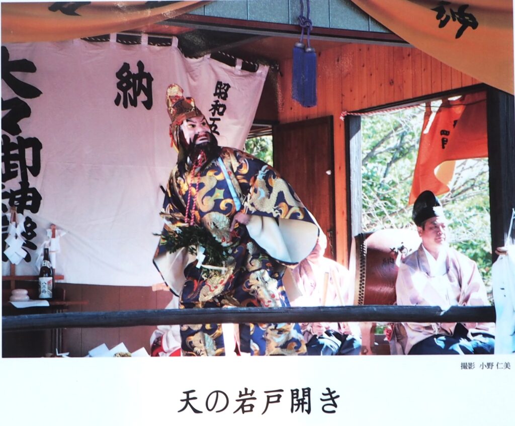 大山祇神社境内：神楽のポスターの写真です。