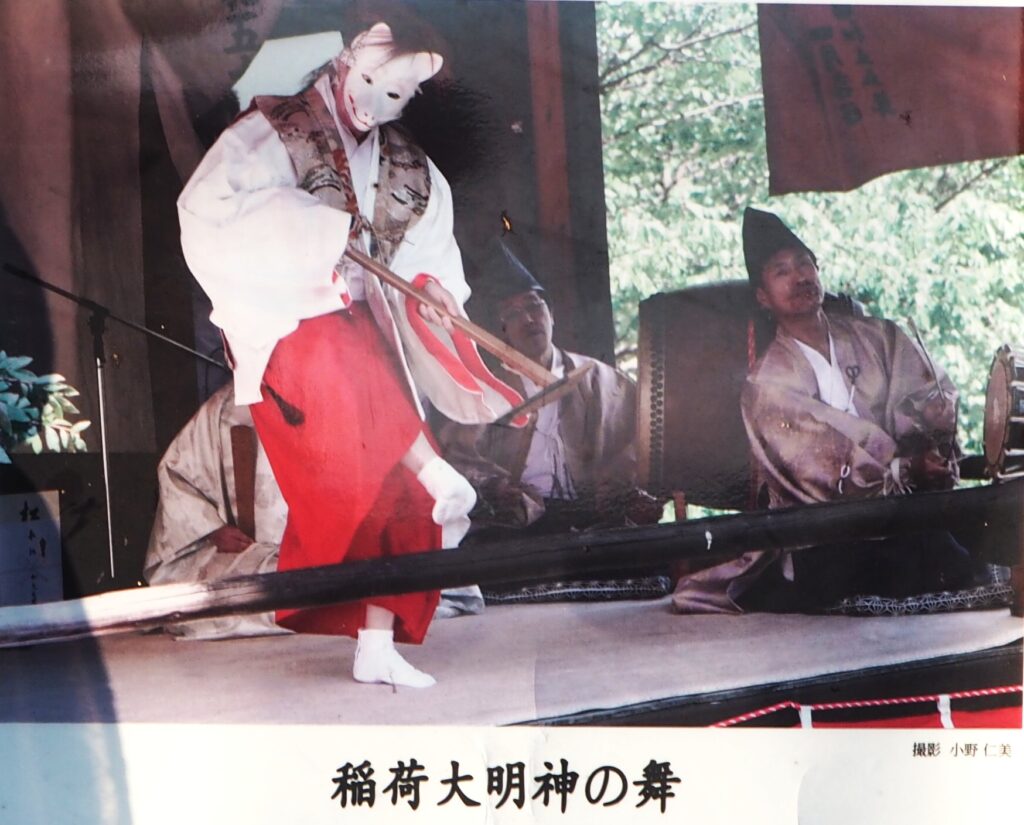 大山祇神社境内：神楽のポスターの写真です。