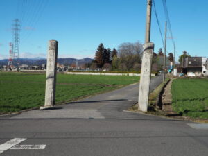 足利三十三観音霊場巡り：覚本寺の参道の写真です。