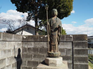 足利三十三観音霊場巡り：覚本寺山門前の萬善地蔵尊の写真です。