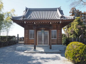 足利三十三観音霊場巡り：覚本寺境内の瑠理殿の写真です。
