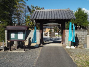 足利三十三観音霊場巡り：覚本寺の山門の写真です。